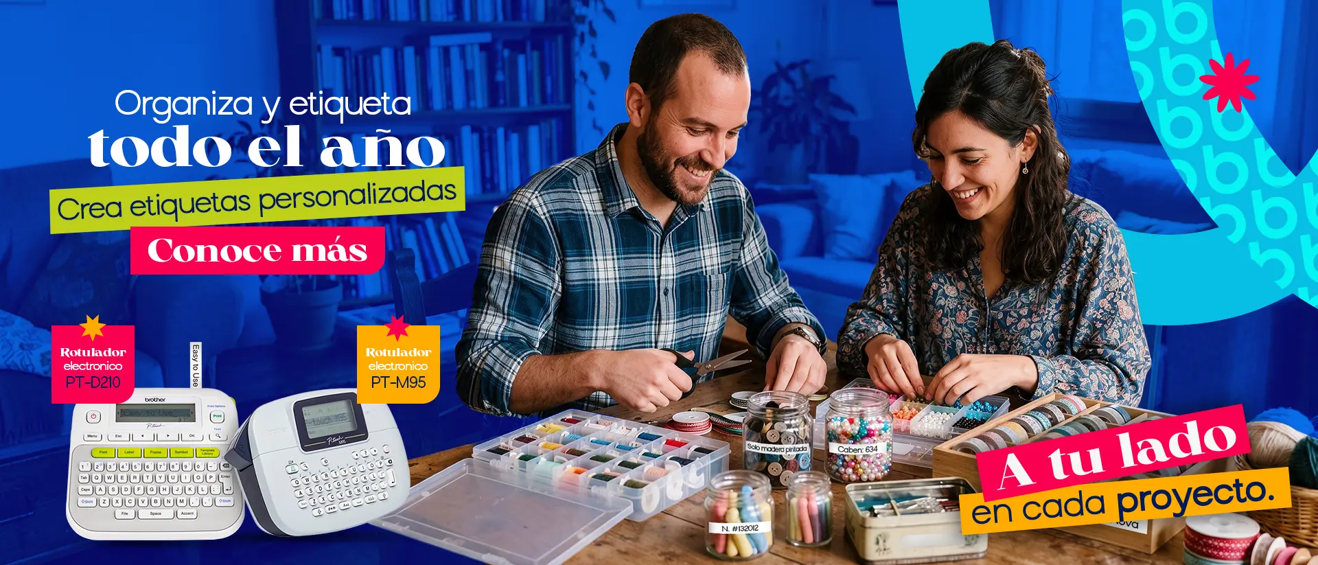 Brother Etiqueta & Organiza. Pareja sonriendo mientras organiza frascos y materiales de manualidades usando las etiquetadoras Brother PT-D210 y PT-M95.