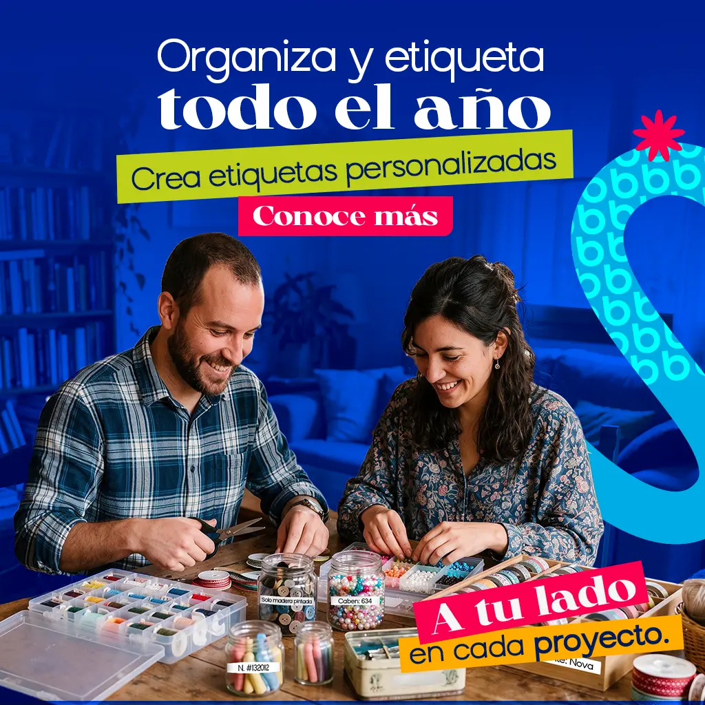 Brother Etiqueta & Organiza. Pareja sonriendo mientras organiza frascos y materiales de manualidades usando las etiquetadoras Brother PT-D210 y PT-M95.