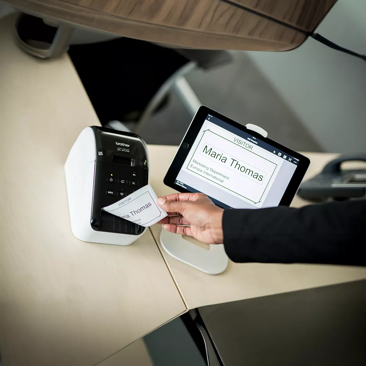 Etiquetadora Brother QL-810W imprimiendo etiquetas desde un dispositivo móvil