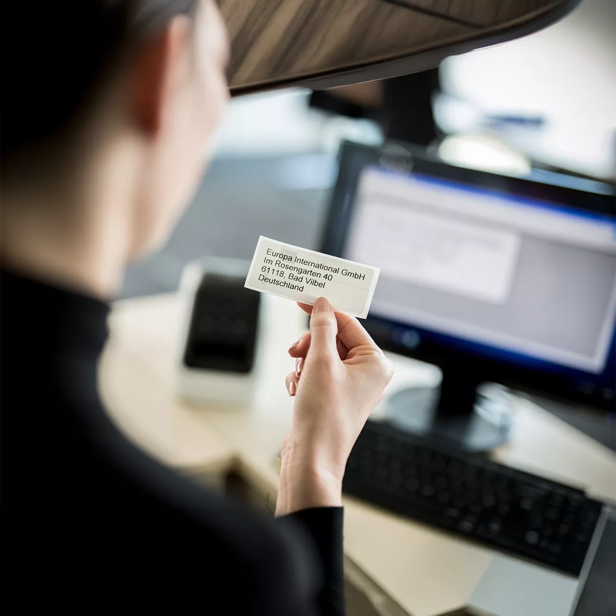 Etiqueta impresa con la Brother QL-810W para identificar productos, envíos y espacios